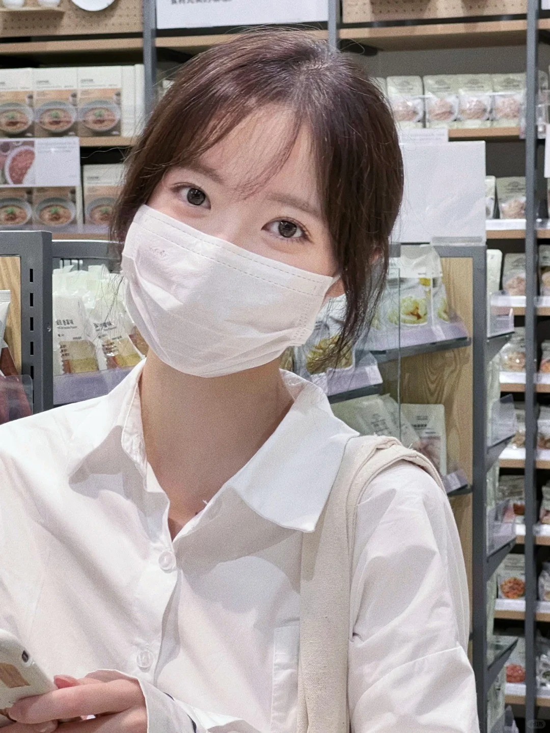 融化人心的笑容！無印良品遇見「慵懶感口罩美女」　被挖出「清新絕美真面目」網全瘋狂