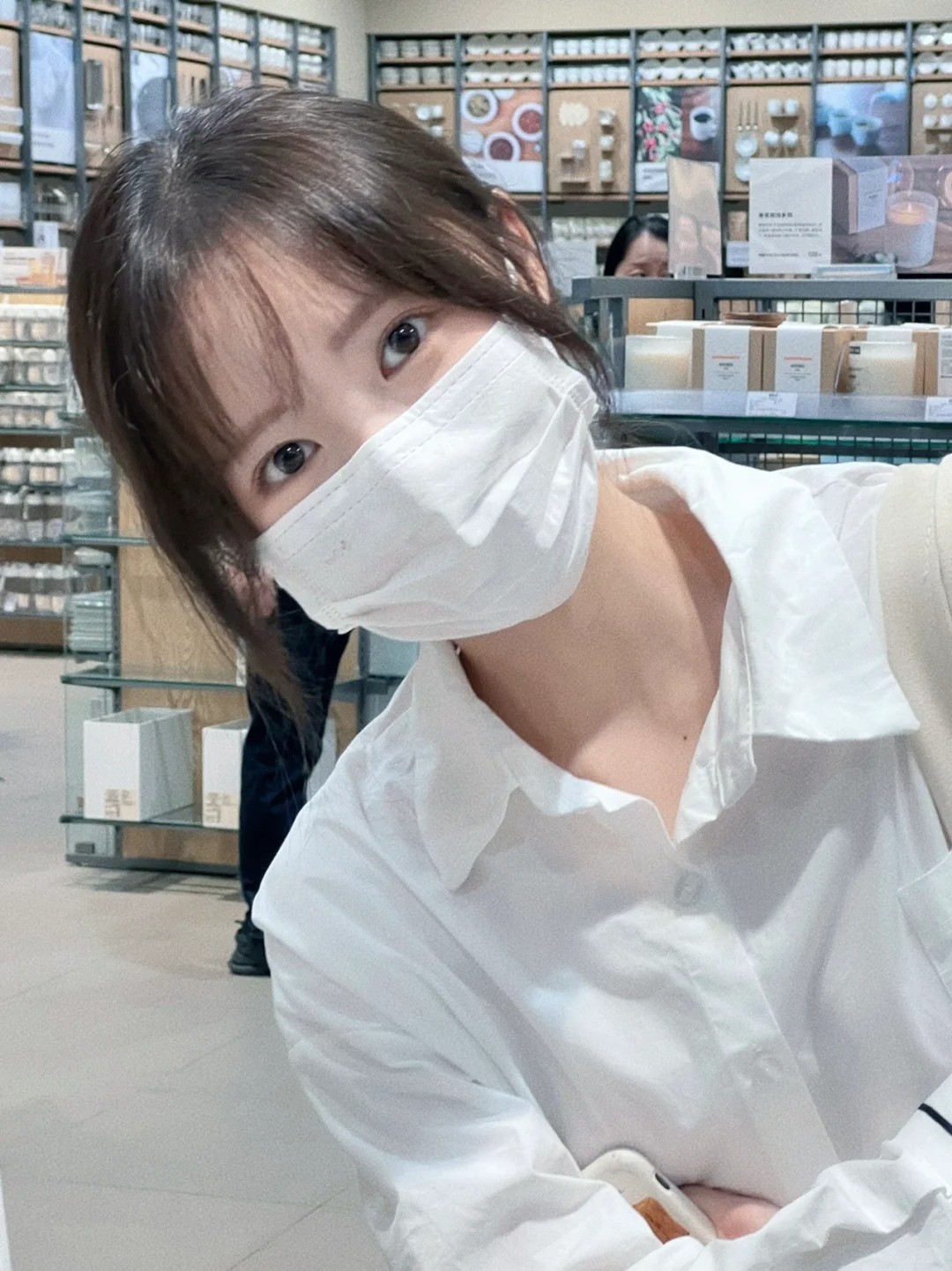 融化人心的笑容！無印良品遇見「慵懶感口罩美女」　被挖出「清新絕美真面目」網全瘋狂