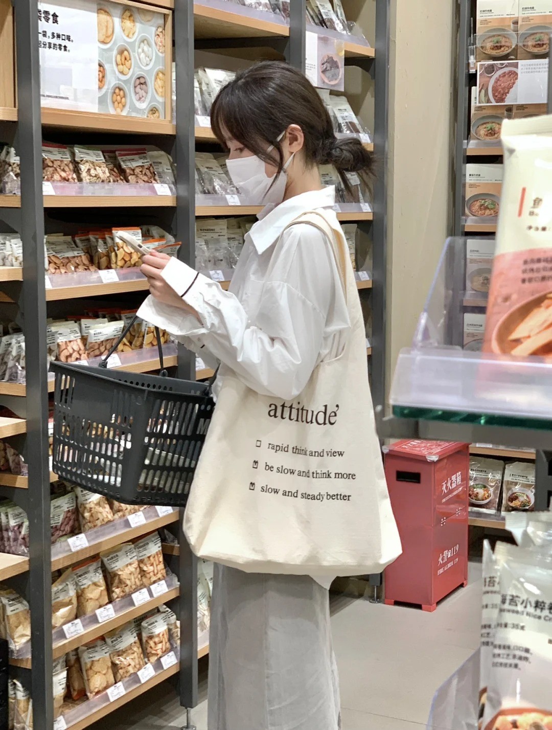 融化人心的笑容！無印良品遇見「慵懶感口罩美女」　被挖出「清新絕美真面目」網全瘋狂