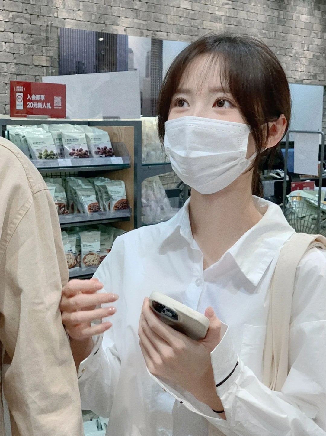 融化人心的笑容！無印良品遇見「慵懶感口罩美女」　被挖出「清新絕美真面目」網全瘋狂
