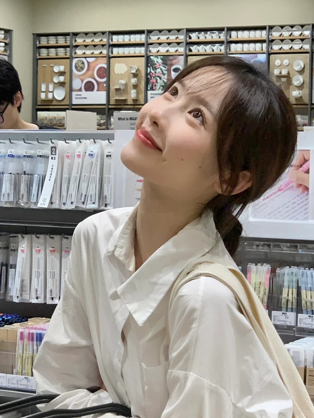 融化人心的笑容！無印良品遇見「慵懶感口罩美女」　被挖出「清新絕美真面目」網全瘋狂