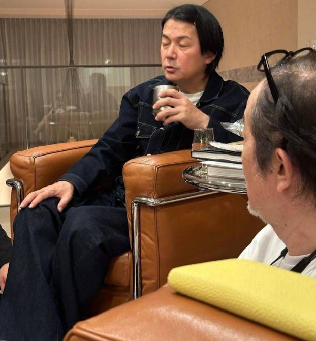 世界遺產級美男！大咖男星「當年閃婚女粉崩潰」股市消失9億　56歲「眼袋明顯變蒼老」近況曝