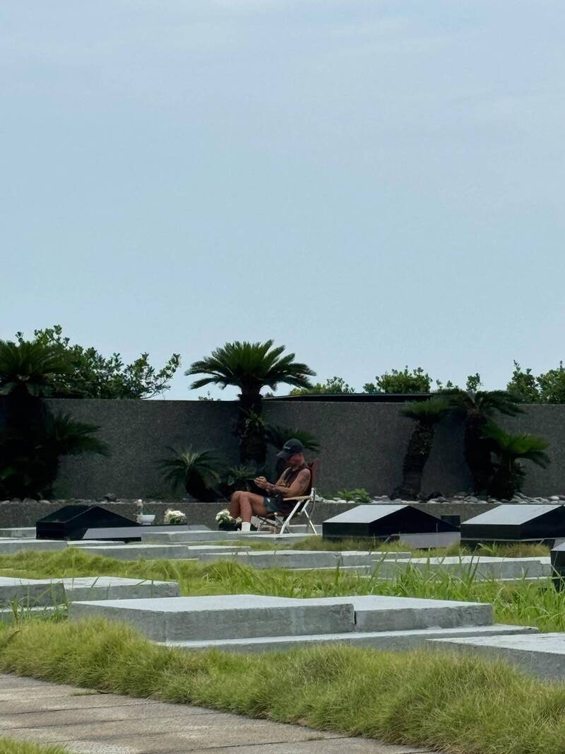 他真的每天都在...具俊曄「暴瘦坐墓園」天天伴亡妻　粉絲直擊「悲傷身影」淚：最深情男人