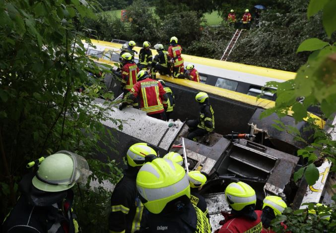 列出出軌意外「釀至少3人喪命」目前狀況曝光！警消緊急到場「車廂全翻了...」