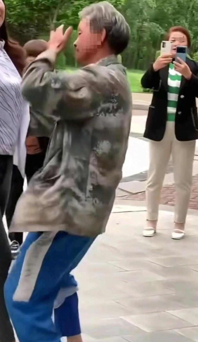 公園一角驚現「交易舞」！大爺花錢給大媽收費　錢不到位碰都不能碰！