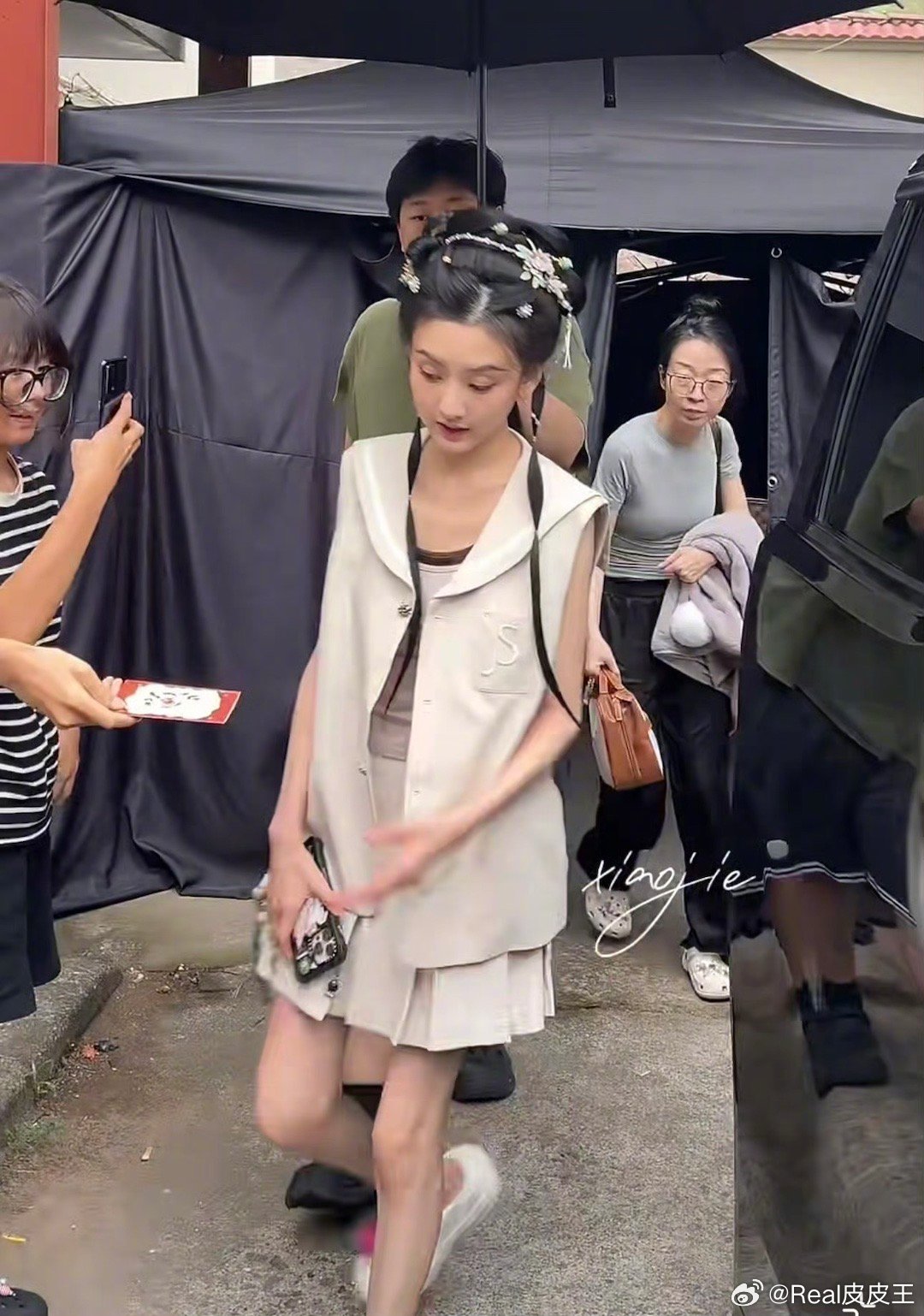 陷爭議消失演藝圈！大咖女星「再現身暴瘦變紙片人」　往下一看網傻眼：「已經太病態...」