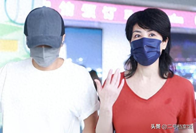 慈眉善目拜佛！56歲王菲戴頭巾「被拍到臉部浮腫」　網驚覺「她面相全變了」：內幕不單純...