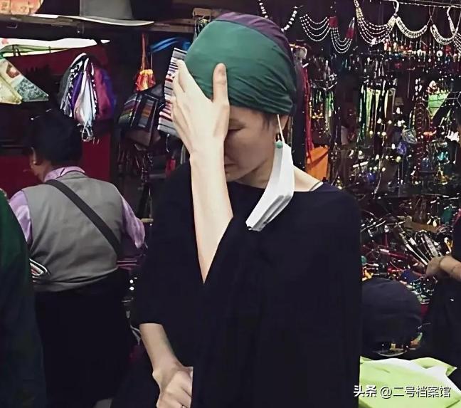 慈眉善目拜佛！56歲王菲戴頭巾「被拍到臉部浮腫」　網驚覺「她面相全變了」：內幕不單純...