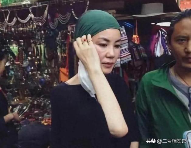 慈眉善目拜佛！56歲王菲戴頭巾「被拍到臉部浮腫」　網驚覺「她面相全變了」：內幕不單純...