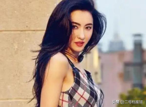 慈眉善目拜佛！56歲王菲戴頭巾「被拍到臉部浮腫」　網驚覺「她面相全變了」：內幕不單純...