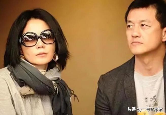 慈眉善目拜佛！56歲王菲戴頭巾「被拍到臉部浮腫」　網驚覺「她面相全變了」：內幕不單純...
