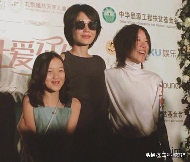 慈眉善目拜佛！56歲王菲戴頭巾「被拍到臉部浮腫」　網驚覺「她面相全變了」：內幕不單純...