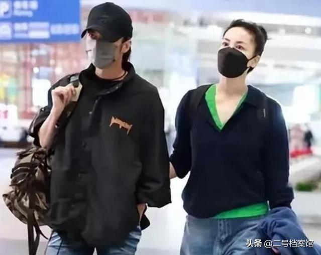 慈眉善目拜佛！56歲王菲戴頭巾「被拍到臉部浮腫」　網驚覺「她面相全變了」：內幕不單純...