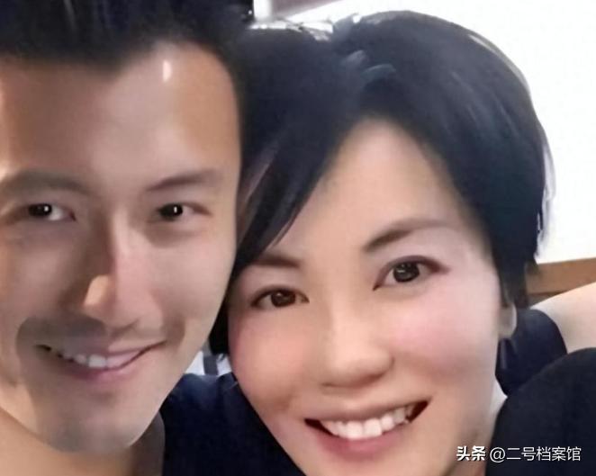 慈眉善目拜佛！56歲王菲戴頭巾「被拍到臉部浮腫」　網驚覺「她面相全變了」：內幕不單純...