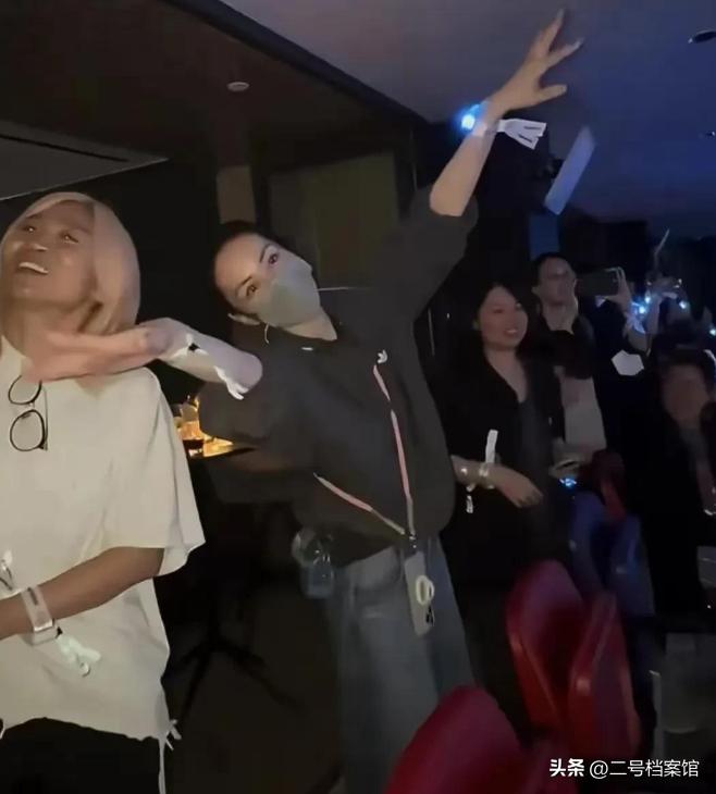 慈眉善目拜佛！56歲王菲戴頭巾「被拍到臉部浮腫」　網驚覺「她面相全變了」：內幕不單純...