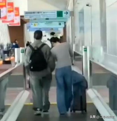慈眉善目拜佛！56歲王菲戴頭巾「被拍到臉部浮腫」　網驚覺「她面相全變了」：內幕不單純...
