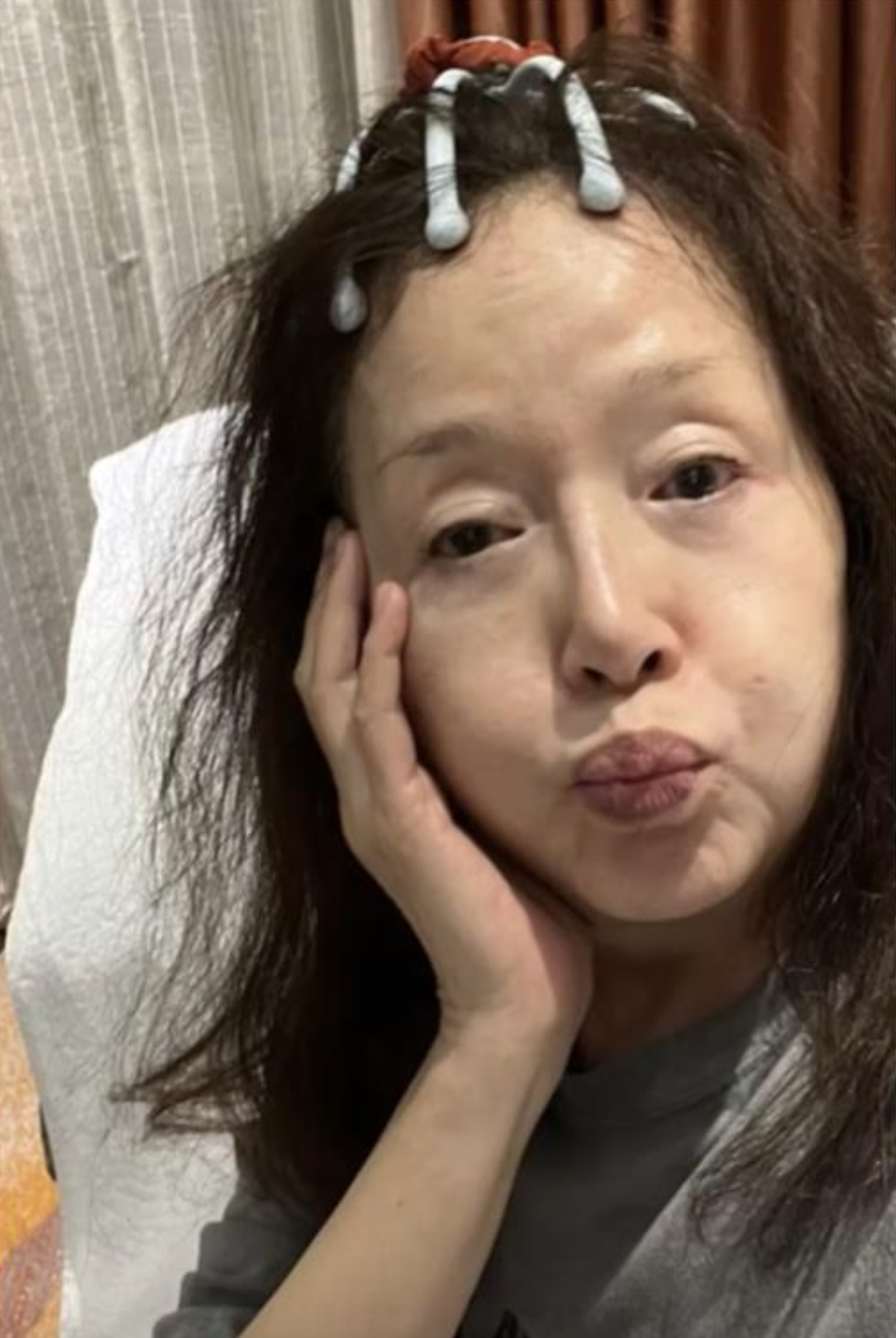當年的男神收割機！67歲資深女星「2度失婚當小三」單身至今　突PO照「公開素顏真面目」網驚：崩壞了
