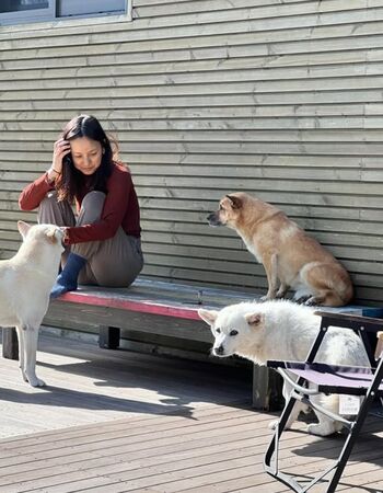 為阻愛犬打架遭咬！46歲性感女歌手證實「左手神經斷裂」：不後悔我的決定