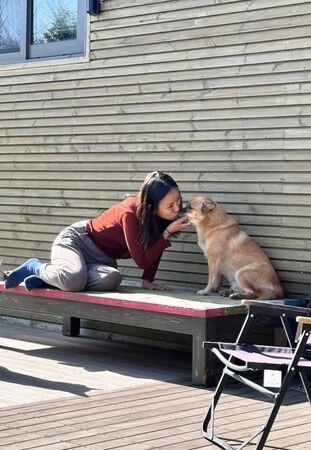 為阻愛犬打架遭咬！46歲性感女歌手證實「左手神經斷裂」：不後悔我的決定