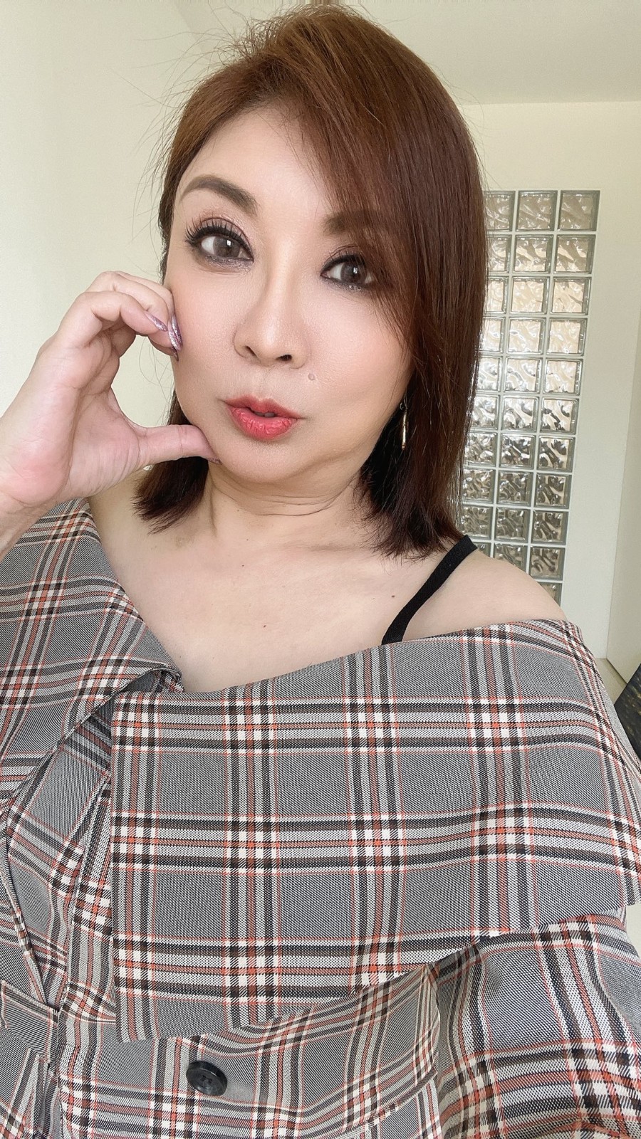 57歲本土女星出事！曝「膝蓋跪地重摔」吃止痛藥硬撐　堅持上工「敬業畫面流出」喊：過運過運