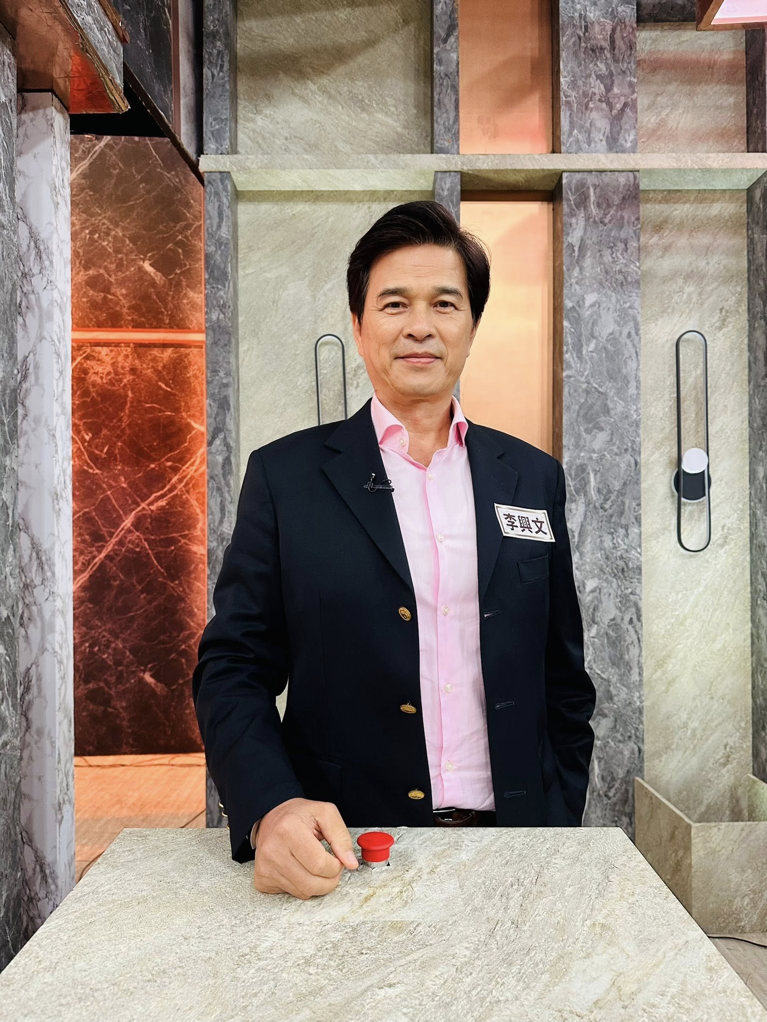 鐵漢也有柔情！「永遠的班長」霸氣寵妻30年　帥喊「男人最該做3事」被讚爆