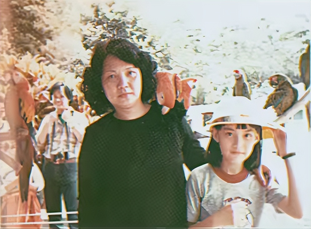 伺候謝霆鋒23年！她當年分手「挺大肚未婚生子」　今53歲「首公開愛女」美如姊妹花