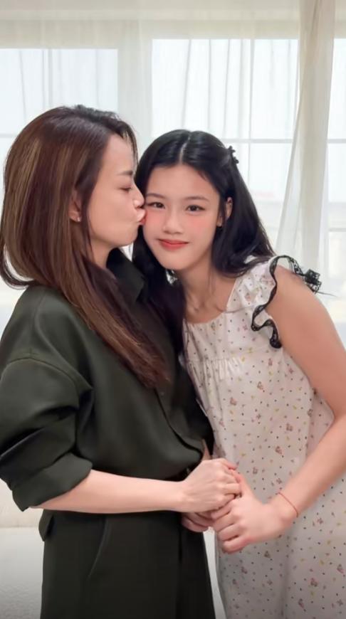 伺候謝霆鋒23年！她當年分手「挺大肚未婚生子」　今53歲「首公開愛女」美如姊妹花