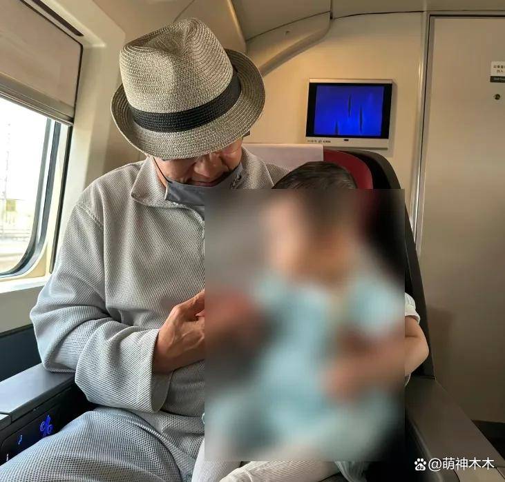 71歲成龍「抱孫畫面」疑曝光！兒子被爆「秘婚小11歲女星」：誤曬女兒用餐照