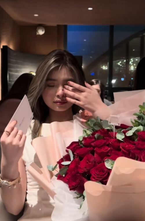自爆有13任男友！超美童星「收男友送的花束」激動爆哭　她哽咽曝原因：「這是第一次...」