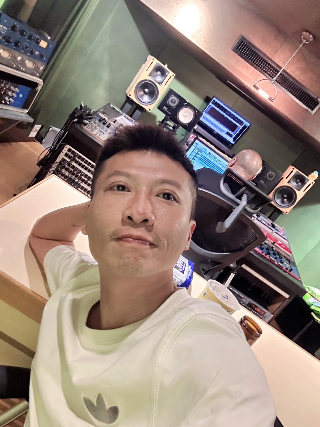 才爆出離婚！45歲台語歌王「無預警離開」　坦言「最對不起孩子們」黯然收攤