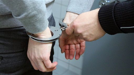 慶生宴成悲劇！62歲老翁「失控弒子」遭警逮捕　家屬怒爆料「連媳婦、孫子都不放過」犯案動機曝光