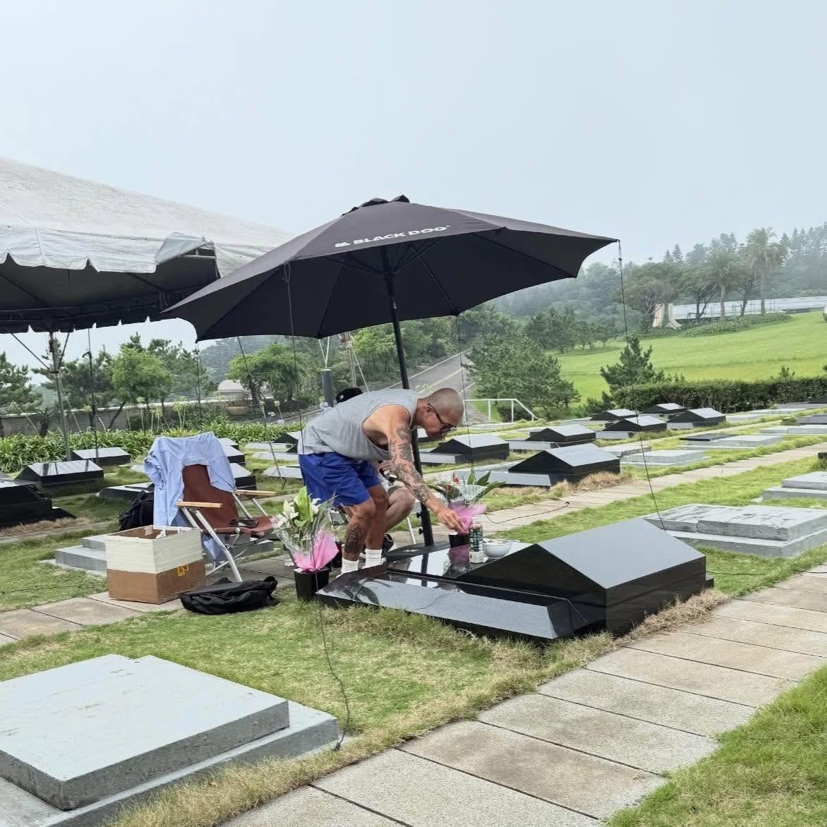 天天墓園報到！具俊曄「暴雨中相伴大S」再被目擊　友人心疼曝「他不想讓妻子一個人」：真的太愛了