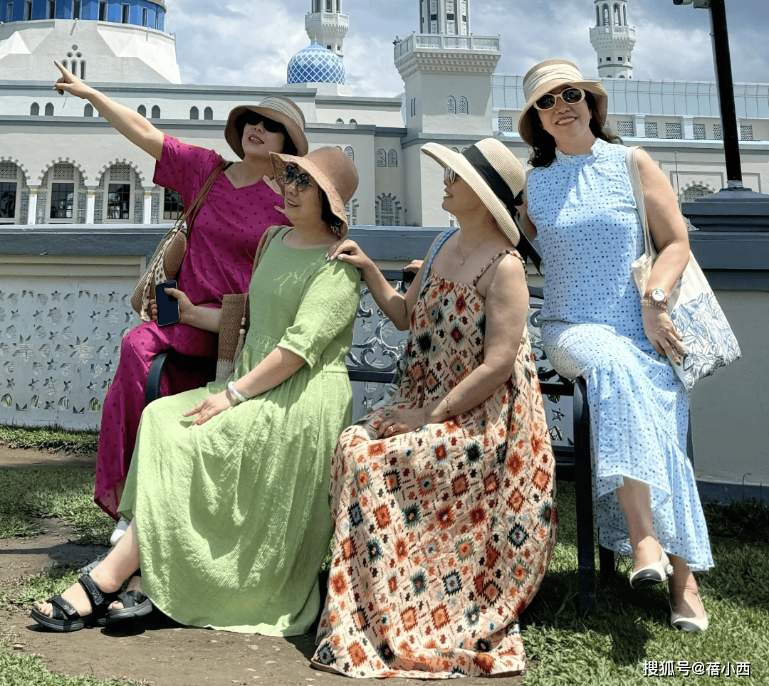 女人到了50、60歲！夏天盡量「不披絲巾、少戴帽」　換成「這3種搭配」高級又優雅