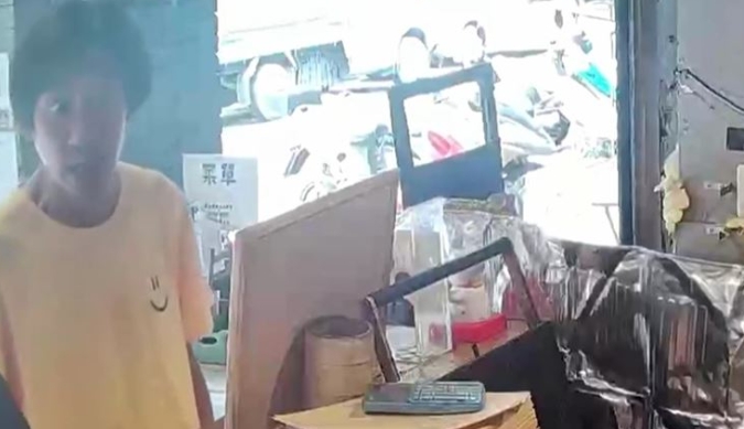 南港阿嬤嚇壞！衝店家求救「唐治平跟蹤我」　老闆一看「他神情詭異嗆聲」：報警抓我啊