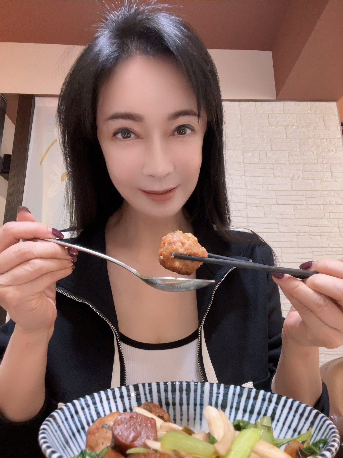 才罹大腸癌4期！58歲台灣美魔女星「再動6小時大手術」　樂觀喊「我是婦女同胞典範」：不能醜
