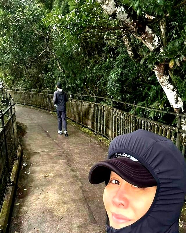  「老公今天有陪跑！」大咖銀色夫妻「素顏合體晨跑」　被認出「同步神反應」網融化：太甜了♥️