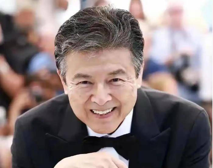 結婚45年從未吵過架！67歲資深男星「娶走大咖女演員」被酸高攀　如今他狀態驚人「夫妻遛狗被目擊」 