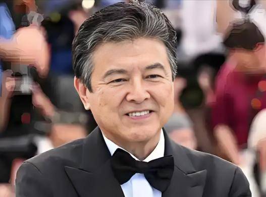 結婚45年從未吵過架！67歲資深男星「娶走大咖女演員」被酸高攀　如今他狀態驚人「夫妻遛狗被目擊」 