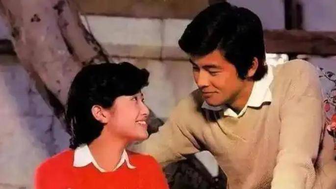 結婚45年從未吵過架！67歲資深男星「娶走大咖女演員」被酸高攀　如今他狀態驚人「夫妻遛狗被目擊」 