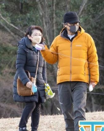 結婚45年從未吵過架！67歲資深男星「娶走大咖女演員」被酸高攀　如今他狀態驚人「夫妻遛狗被目擊」 