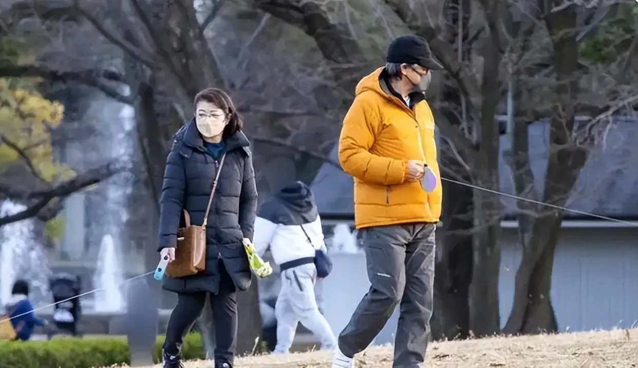 結婚45年從未吵過架！67歲資深男星「娶走大咖女演員」被酸高攀　如今他狀態驚人「夫妻遛狗被目擊」 