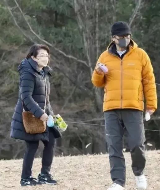 結婚45年從未吵過架！67歲資深男星「娶走大咖女演員」被酸高攀　如今他狀態驚人「夫妻遛狗被目擊」 