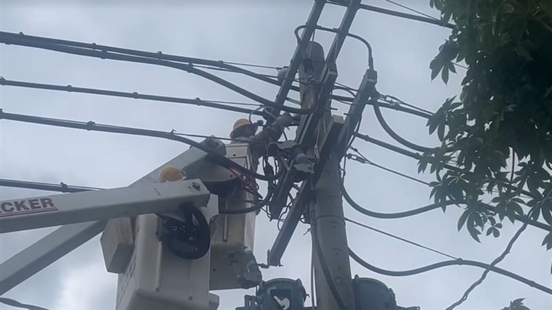 社區住戶嚇壞報警！台中75歲翁「詭異懸掛3樓外牆」卡半空中　警急救援「他從頂樓掉下來的」