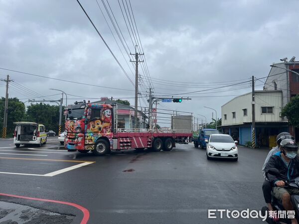 快訊／台南發生死亡車禍！大貨車「右轉直接吞噬騎單車婦人」　疑「轉彎沒看到她」當場滿地血