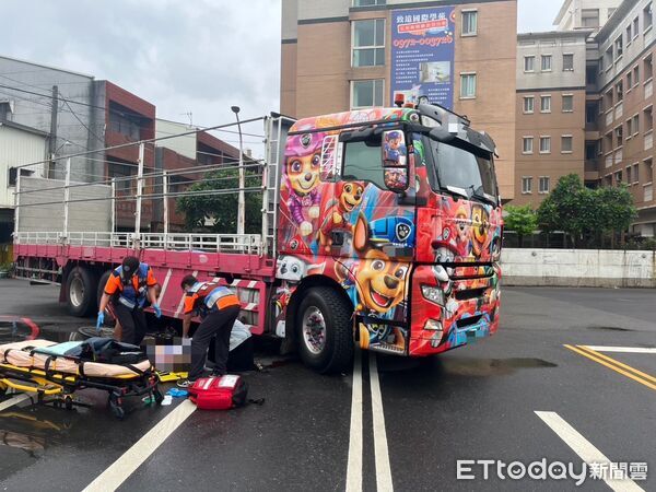 快訊／台南發生死亡車禍！大貨車「右轉直接吞噬騎單車婦人」　疑「轉彎沒看到她」當場滿地血