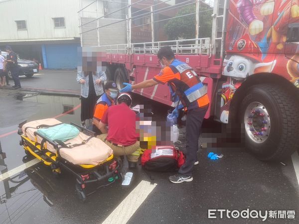 快訊／台南發生死亡車禍！大貨車「右轉直接吞噬騎單車婦人」　疑「轉彎沒看到她」當場滿地血