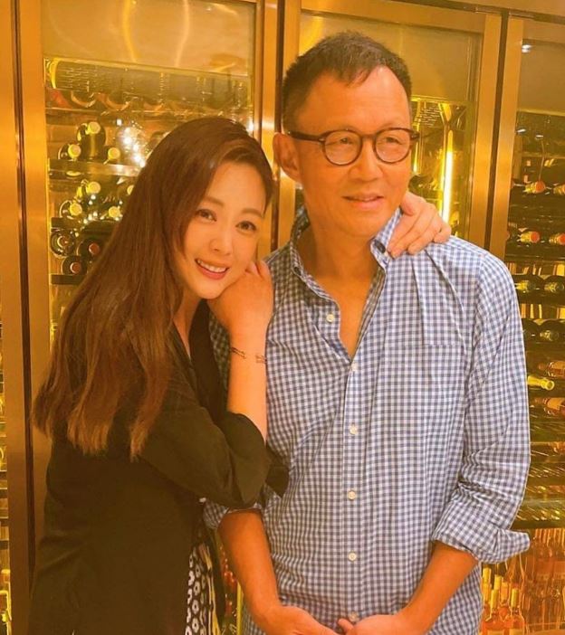 嫁給富商淡出演藝圈！昔日玉女歌手「驚喜現身當婚禮嘉賓」　56歲「驚人狀態全場都看傻」　