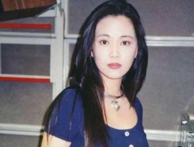 嫁給富商淡出演藝圈！昔日玉女歌手「驚喜現身當婚禮嘉賓」　56歲「驚人狀態全場都看傻」　