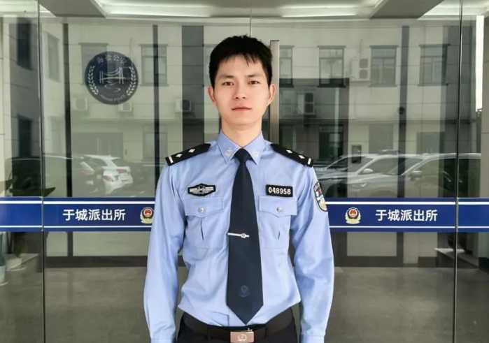 老婦人每天準時擺攤！今天突然沒來「帥警看一眼慌了」　衝去家裡「及時救她一命」