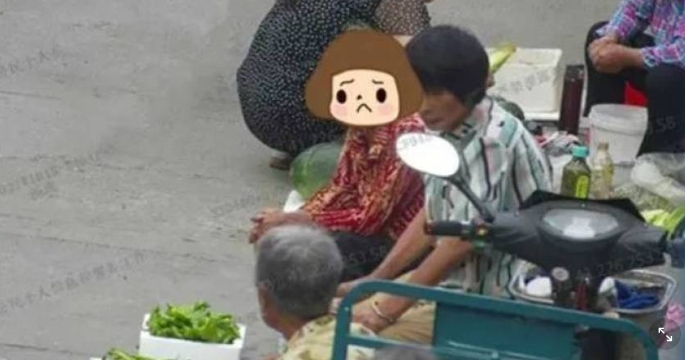 老婦人每天準時擺攤！今天突然沒來「帥警看一眼慌了」　衝去家裡「及時救她一命」